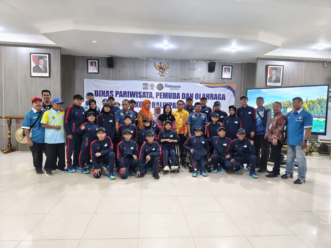 SIAP BERTANDING: Kepala Disparpora Balikpapan Ratih Kusuma melepas 17 atlet difabel menuju Peparpenas XI di Jakarta, 1&ndash;10 November.