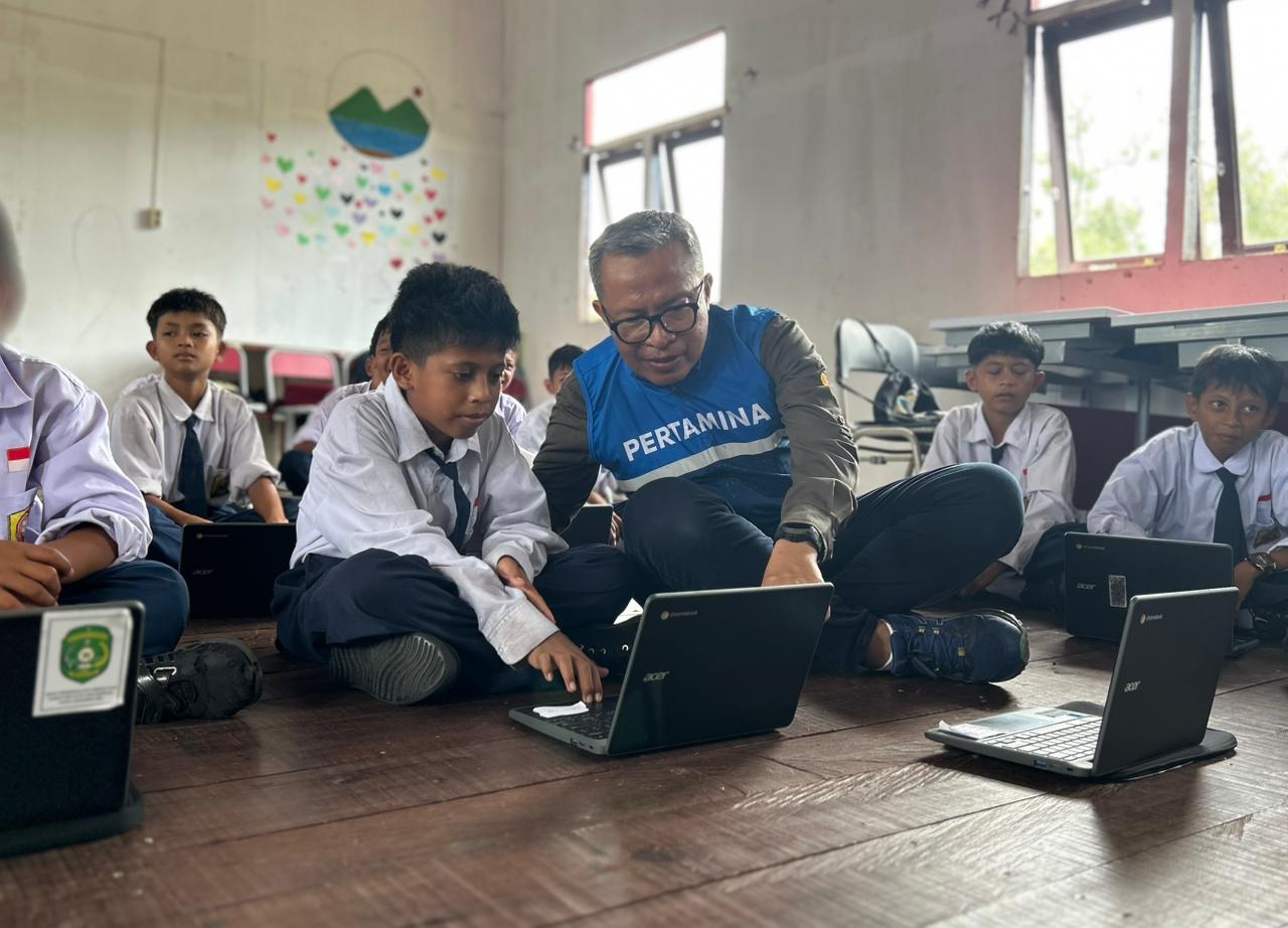 Achmad Krisna Hadiyanto bersama salah satu murid di SMP 6 Desa Sepatin, Anggana belum lama ini. (FOTO AJIE CHANDRA/KP)