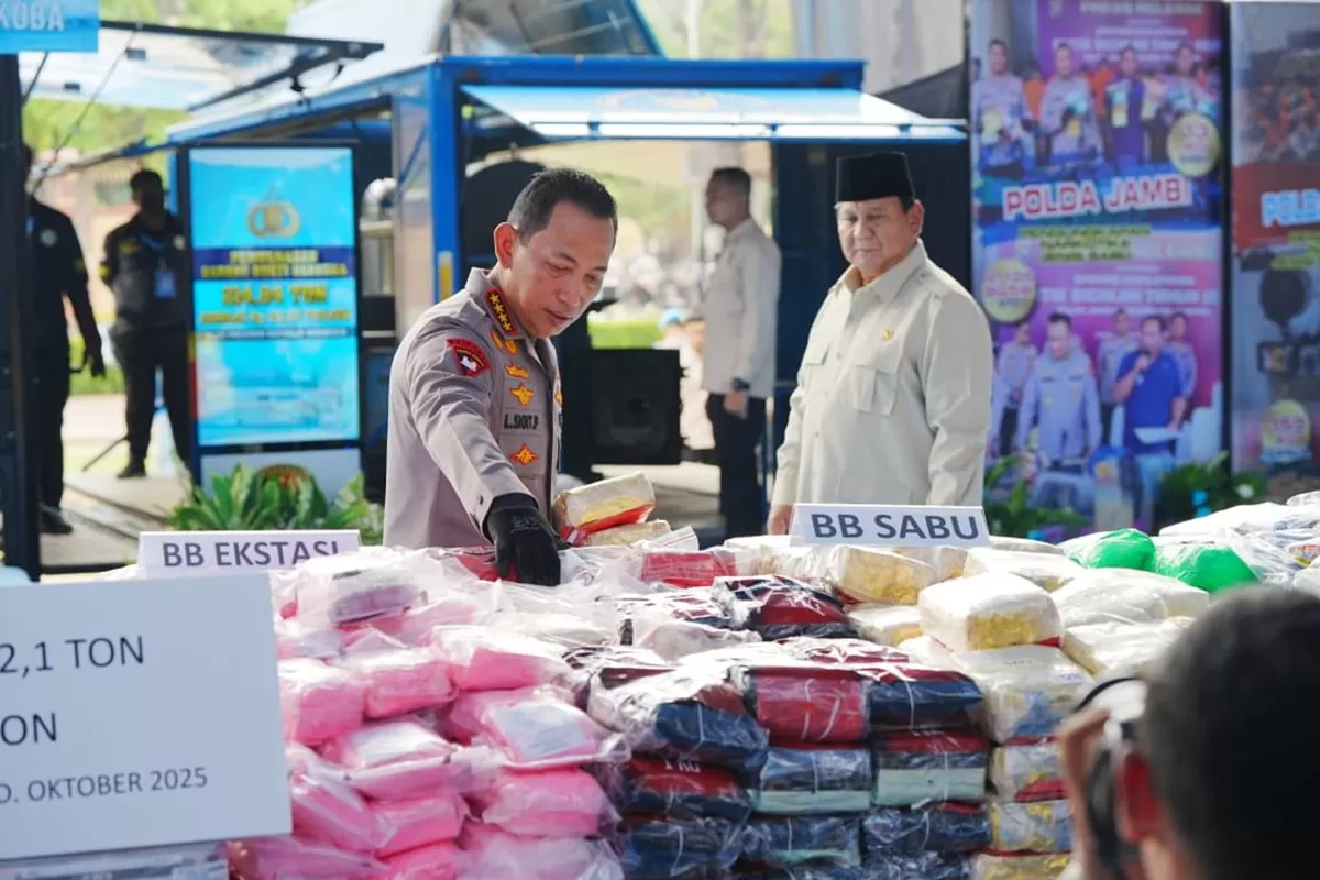 Kapolri Jenderal Polisi Listyo Sigit Prabowo menunjukkan barang bukti narkoba yang akan dimusnahkan oleh Presiden Prabowo di Lapangan Bhayangkara, Mabes Polri, Jaksel, pada Rabu (29/10).