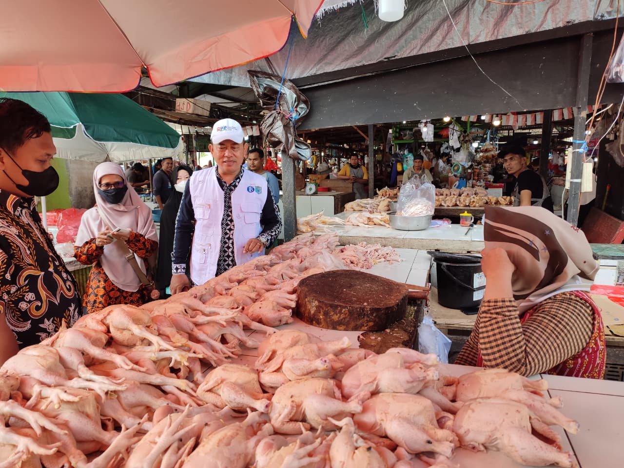Kantor Kemenag Paser menjamin daging unggas yang disembelih selama ini di Paser aman meskipun belum ada juru sembelih halal.  &nbsp;  &nbsp;