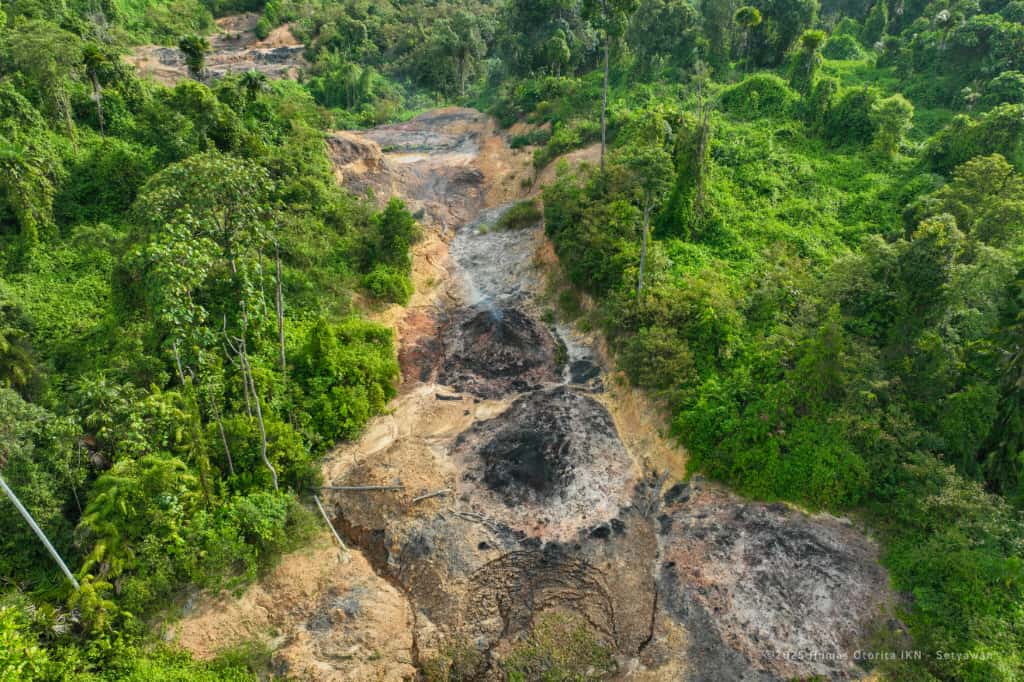 Foto kerusakan di bekas lokasi tambang ilegal di Bukit Tengkorak, Taman Hutan Raya Bukit Soeharto, Kukar yang masuk kawasan IKN.  &nbsp;