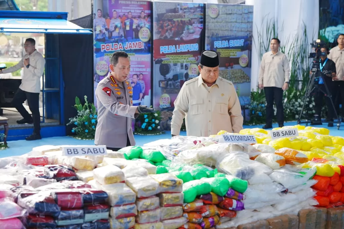 Presiden Prabowo Subianto dan Kapolri Jenderal Polisi Listyo Sigit Prabowo dalam acara pemusnahan barang bukti narkoba di Lapangan Bhayangkara Mabes Polri pada Rabu (29/10).