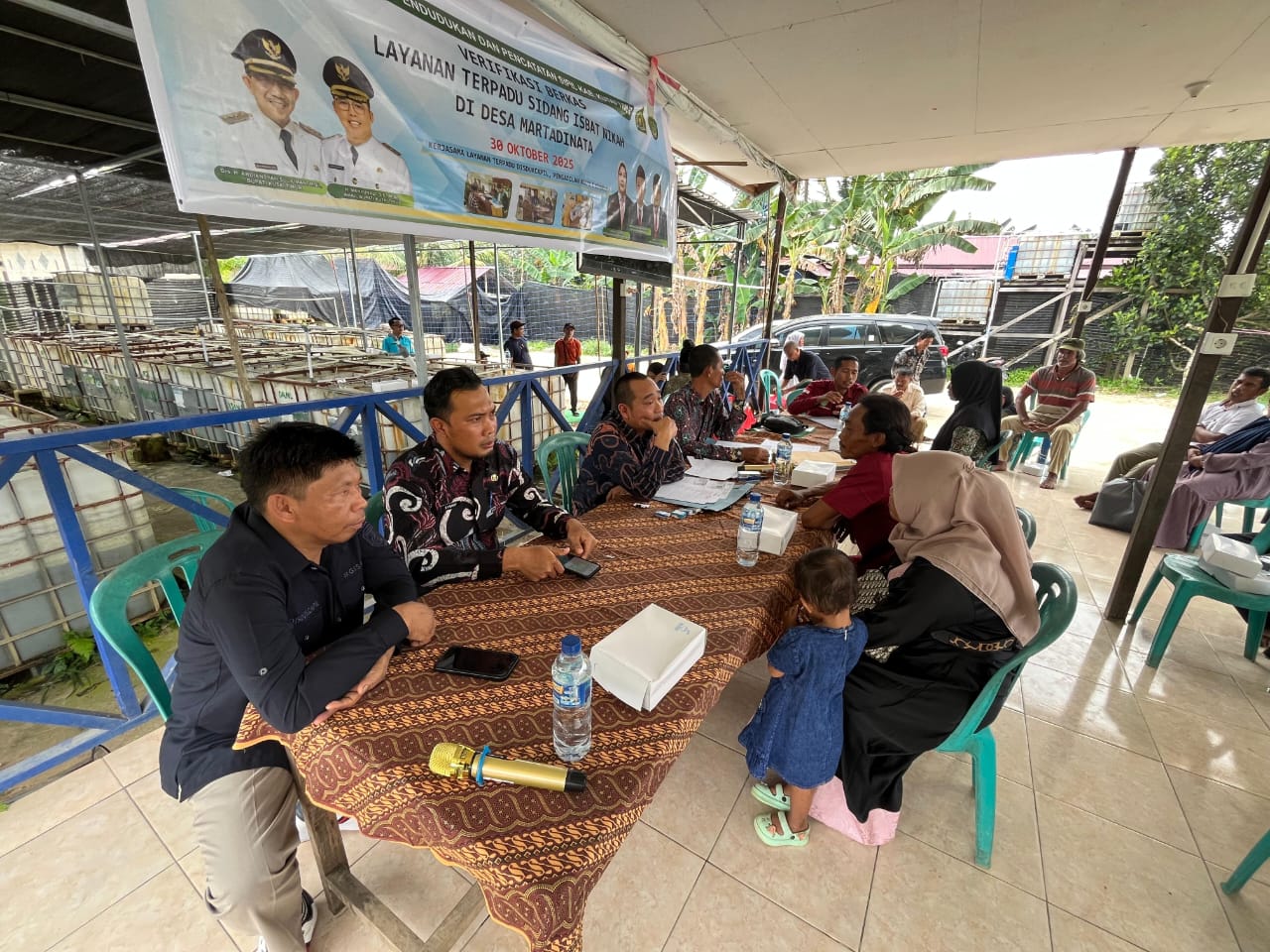 VERIFIKASI: Proses verifikasi layanan terpadu Sidang Isbat Nikah yang digelar oleh Disdukcapil Kutai Timur di Dusun Sidrap, Desa Martadinata, Teluk Pandan.