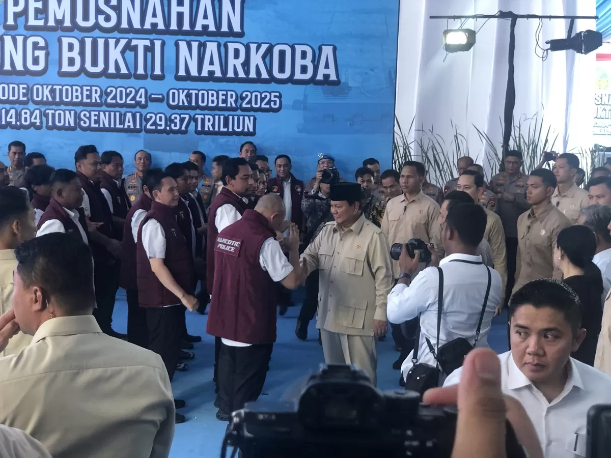Presiden Prabowo Subianto menyapa dan menyampaikan terima kasih kepada jajaran Polri yang sudah berhasil mengungkap puluhan ribu kasus narkoba dalam setahun.