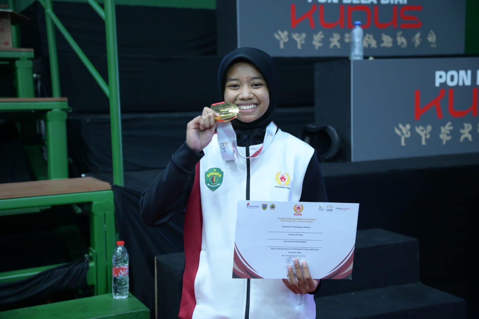 Miftahul Zanah berhasil mempersembahkan medali emas dari cabor sambo di PON Bela Diri 2025 Kudus.