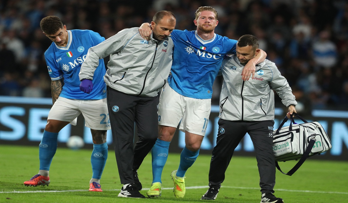 Gelandang serang SSC Napoli Kevin De Bruyne (kedua kanan) diperkirakan butuh pemulihan cedera hamstring sampai akhir Januari tahun depan.