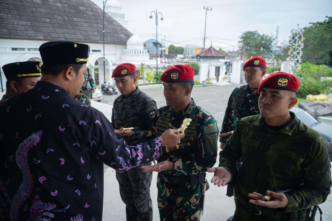 Prosesi adat tepong tawar menyambut Komandan Grup 4 Kopassus dan rombongan di Kesultanan Kutai Kartanegara Ing Martadipura di Tenggarong.