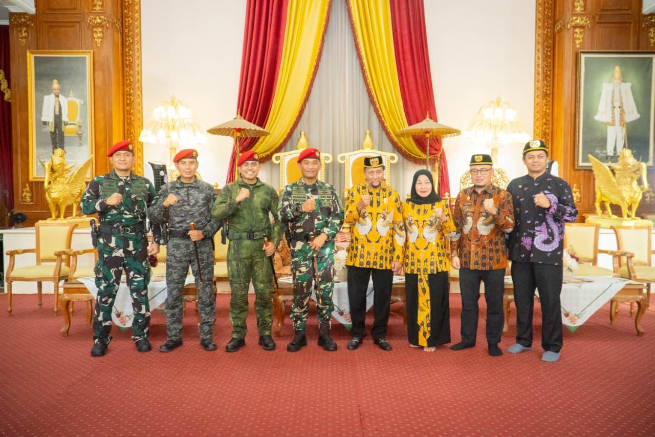 Komandan Grup 4 Kopassus dan jajaran bersama Sultan Kutai Kartanegara Ing Martadipura beserta keluarga kesultanan.