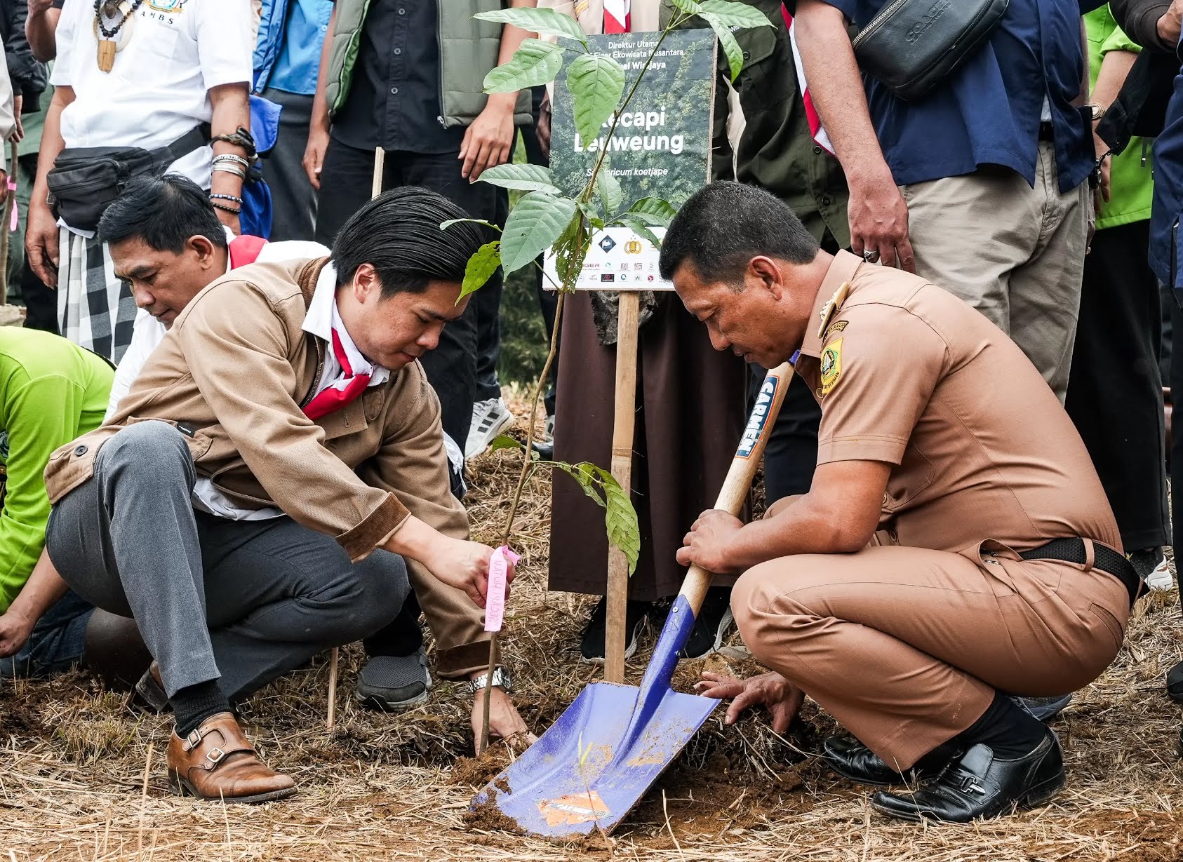 Deputi Bidang Penegakan Hukum Lingkungan KLH, Irjen Pol. Rizal Irawan melakukan kegiatan penanaman pohon bersama jajaran KLH di Bogor, Kamis (30/10). (Istimewa)