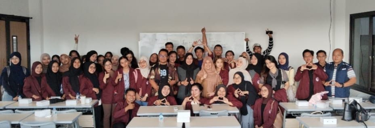 ANTUSIASME: Suasana pelatihan, para mahasiswa Program Studi Manajemen dengan antusias menyimak pemaparan narasumber mengenai pedoman penulisan skripsi.