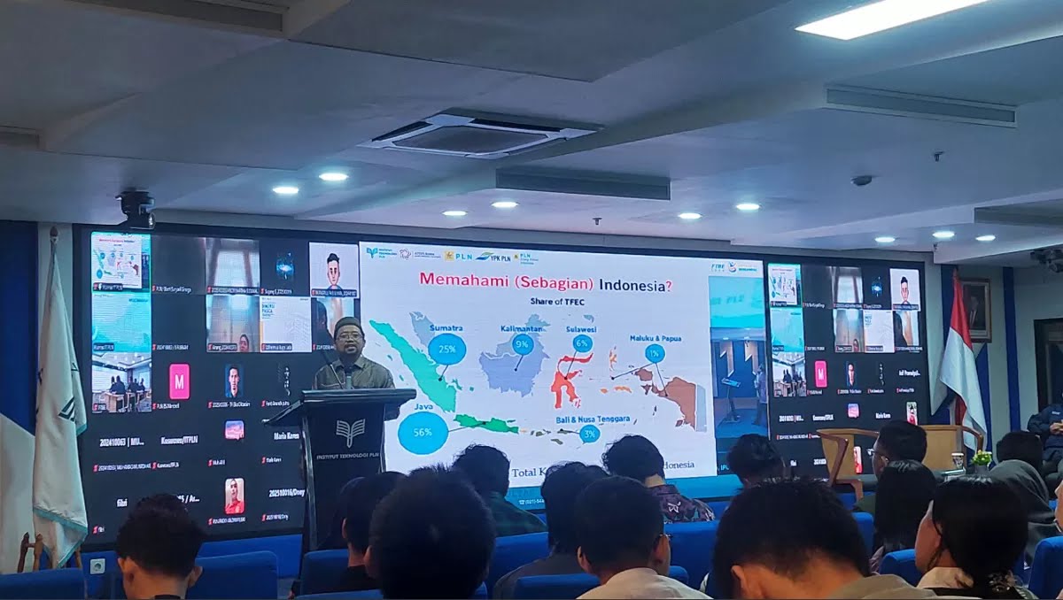 Pengamat energi sekaligus Direktur Eksekutif Center for Energy Security Studies (CESS) Ali Ahmudi Achyak saat memberikan kuliah umum di Kampus IT PLN, Cengkareng, Jakarta Barat/(Dimas Choirul/Jawapos)