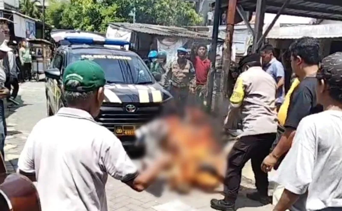 Petugas bersama warga berusaha memadamkan api yang membakar pria yang diduga pencuri motor di kawasan Jojoran 3, Gubeng, Surabaya, Kamis (30/10/2025). (FOTO: IST)