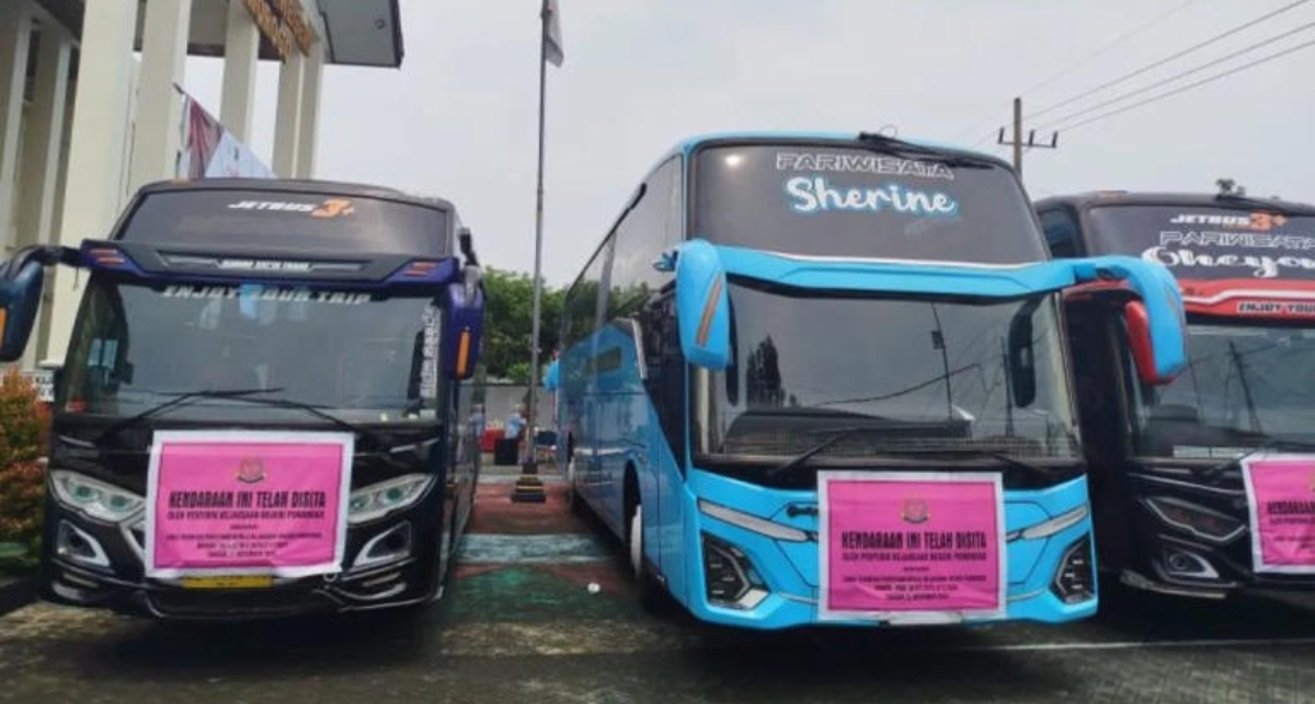 Sejumlah bus pariwisata hasil sitaan Kejaksaan Negeri Ponorogo terparkir di halaman kantor kejaksaan. (FOTO: IST)