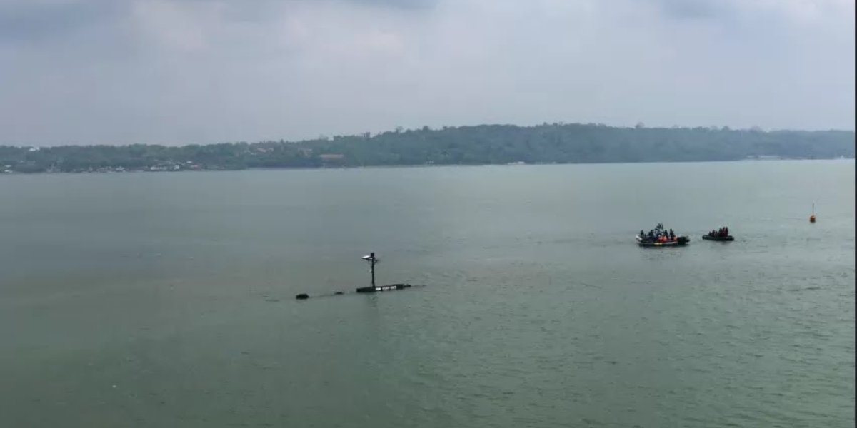 KSOT buatan PT PAL Indonesia menembakkan torpedo piranha di Perairan Dermaga Madura, Markas Koarmada II Surabaya, Jatim, pada Kamis (30/10). (Syahrul Yunizar/JawaPos.com)