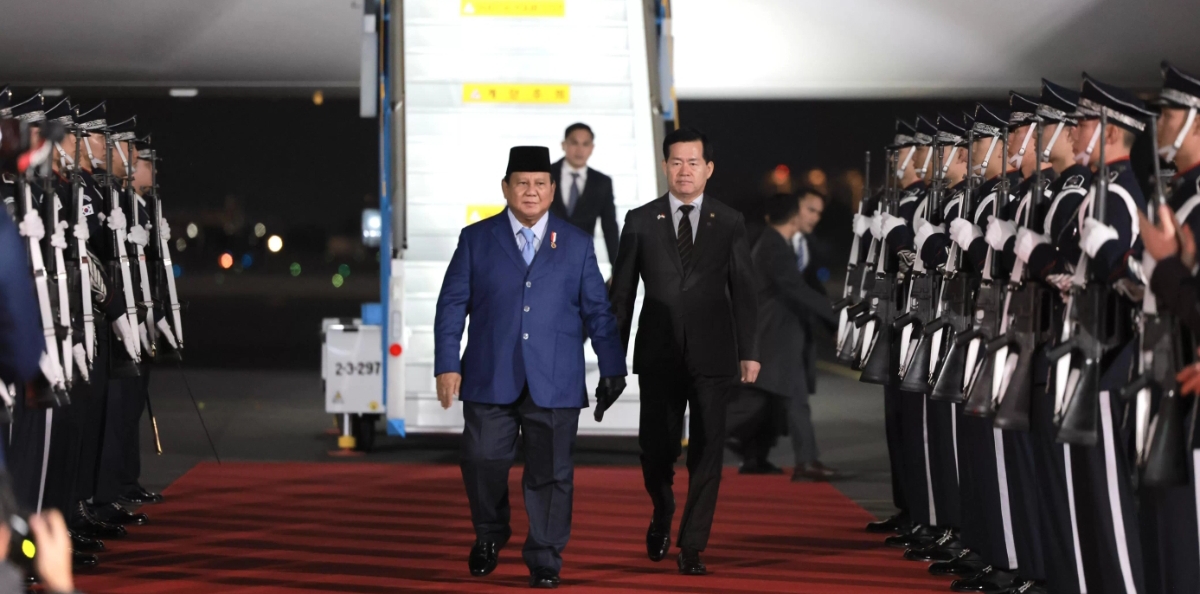 Presiden Prabowo Subianto tiba di Gimhae Airbase, Busan, Republik Korea, pada Kamis (30/10) malam. (Biro Pers Setpres)