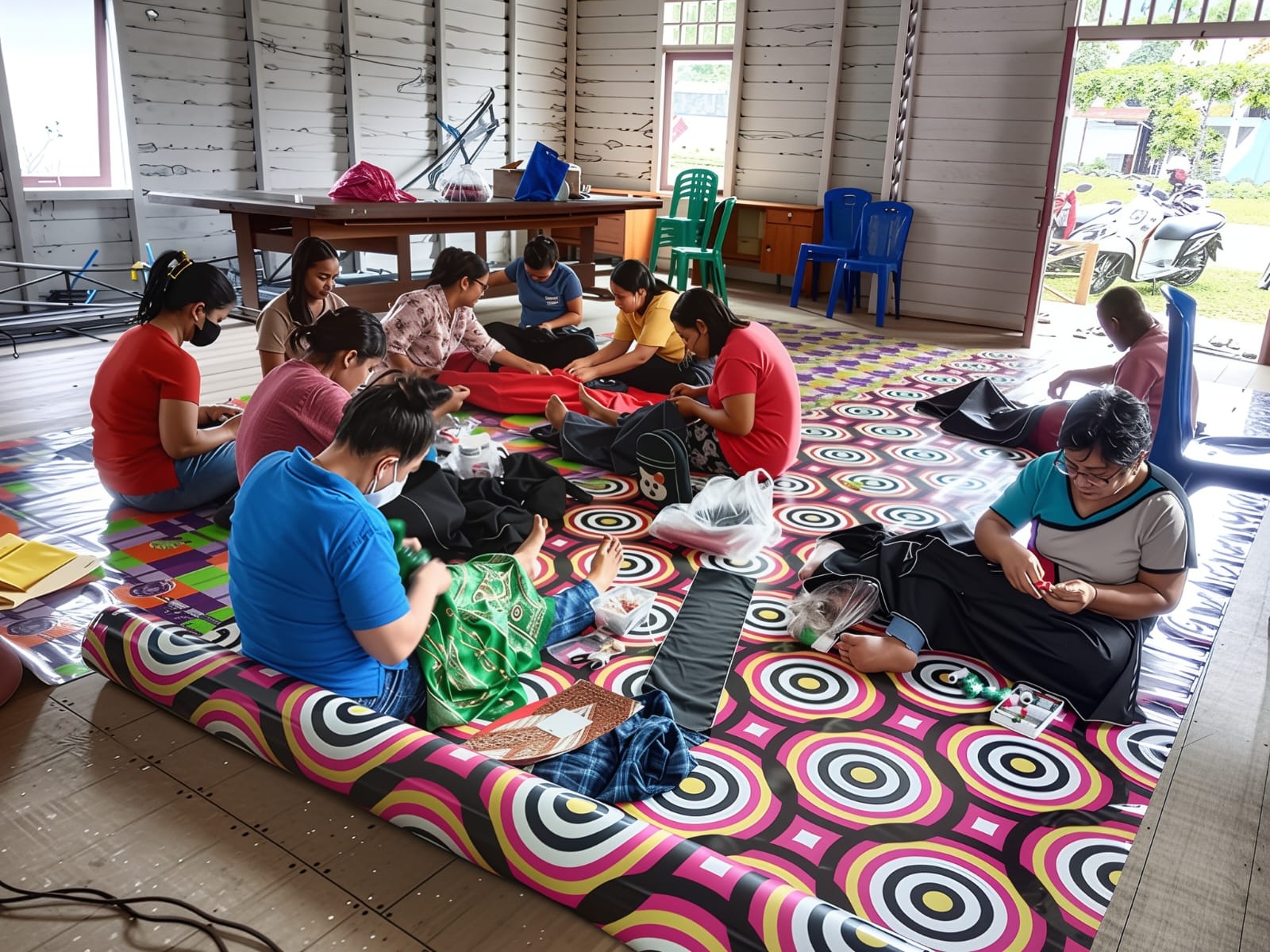 DIGANJAR PENGHARGAAN: Sebagai salah satu warisan turun-temurun budaya, ada buah manis yang didapatkan tentang melestarikan Sarut Dayak Banuaq bersama PT Trubaindo Coal Mining di Kutai Barat.