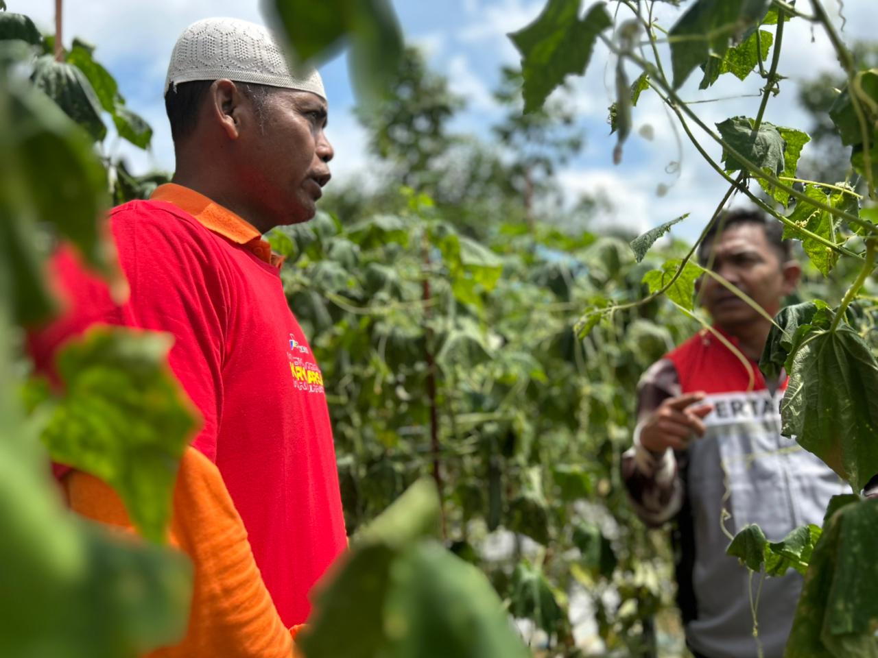 PENDAMPINGAN: Petani di Desa Karya Jaya, Samboja, Budi Purnomo berbincang dengan Manager Operation Pertagas Kalimantan Area, Dedi Mariadi.