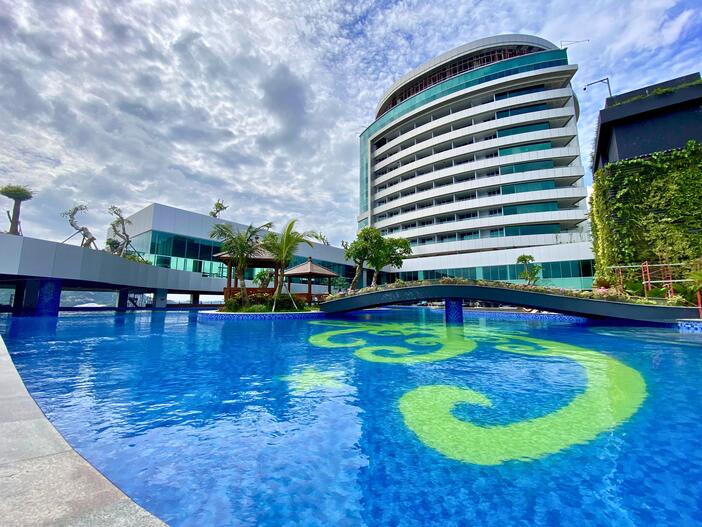 KESERUAN: Fugo Hotel Samarinda menghadirkan promo &ldquo;Swim & Fun&rdquo; yang ditujukan untuk tamu group. Dengan pola kolam renang infinity yang luas, berpadu dengan taman hijau yang rapi dan estetik.