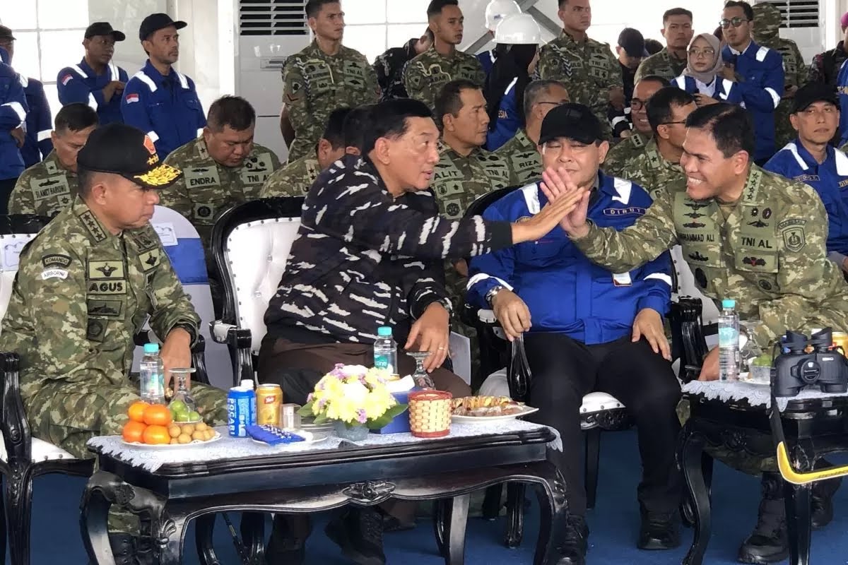 Menhan Sjafrie Sjamsoeddin bersama Panglima TNI Jenderal TNI Agus Subiyanto, KSAL Laksamana TNI Muhammad Ali, dan Dirut PT PAL Indonesia Kaharuddin Djenod. (Foto Istimewa)