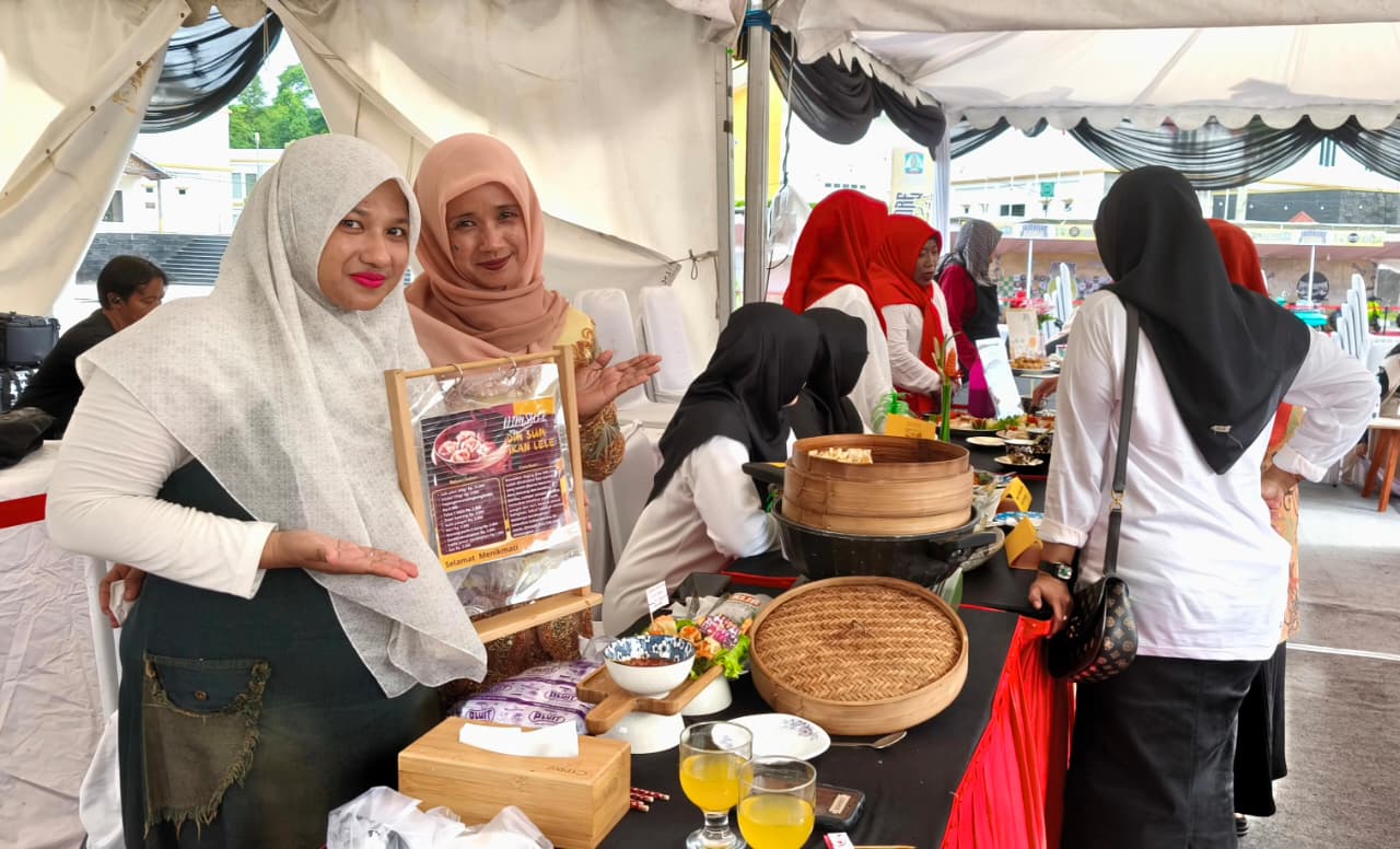 Ketua TP-PKK Kelurahan Sepinggan Femmy Fharadyllah Rachman (kiri) bersama para kadernya menampilkan salah satu menu andalan yakni dimsum ikan lele.