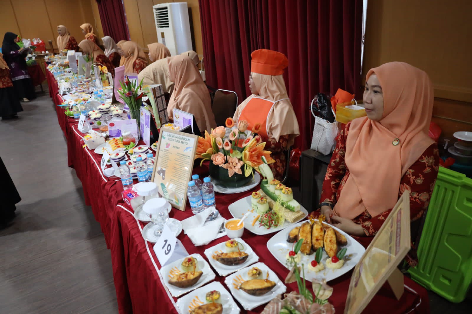 Para peserta lomba menu B2SA bersaing untuk menciptakan inovasi yang menggugah selera.  &nbsp;