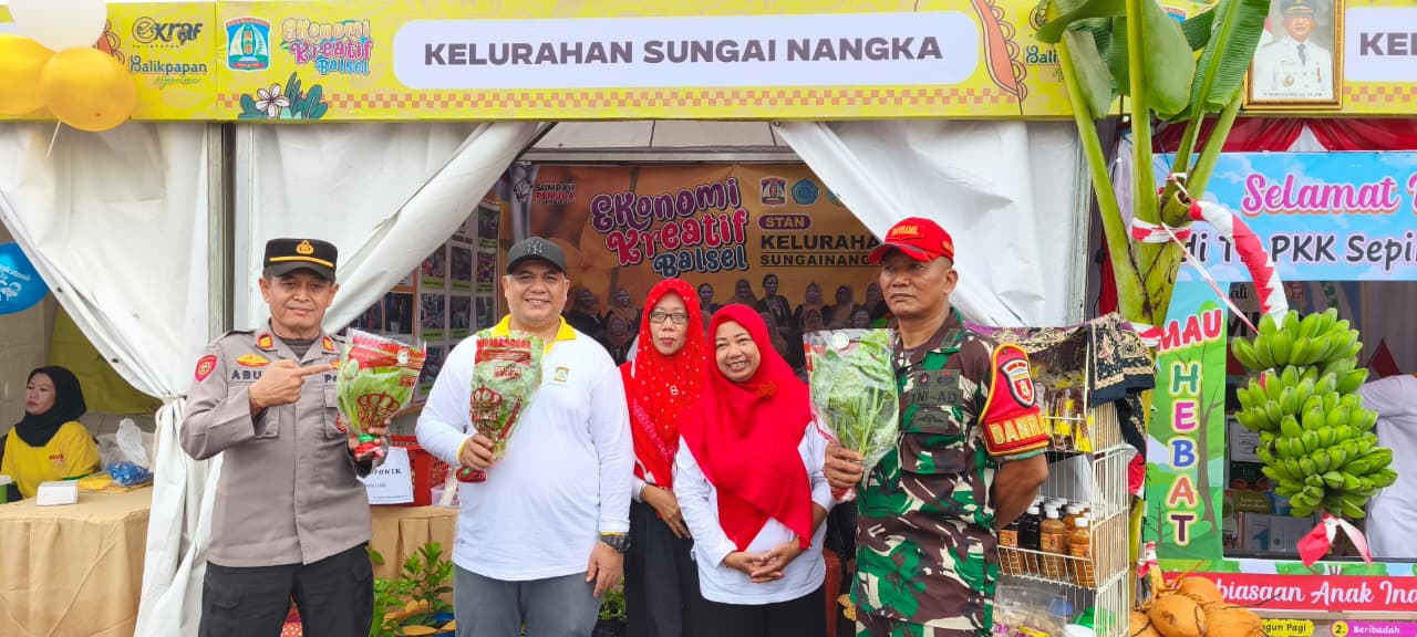 Camat Balikapan Selatan Muhammad Hakim (dua kiri) bersama Danramil 0905-03/Baltimselkot Kapten Ctp.HR Purnomo (kanan) dan Kapolsek Balikpapan Selatan AKP Abu Sangit (kiri) mengunjungi stan kelurahan.