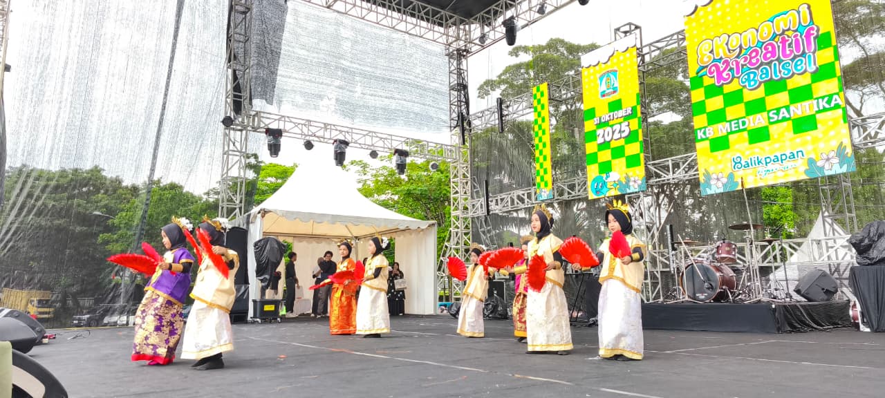 Penampilan salah satu peserta di lomba tari nusantara tingkat TK se-Balikpapan Selatan menjadi daya tarik bagi pengunjung.