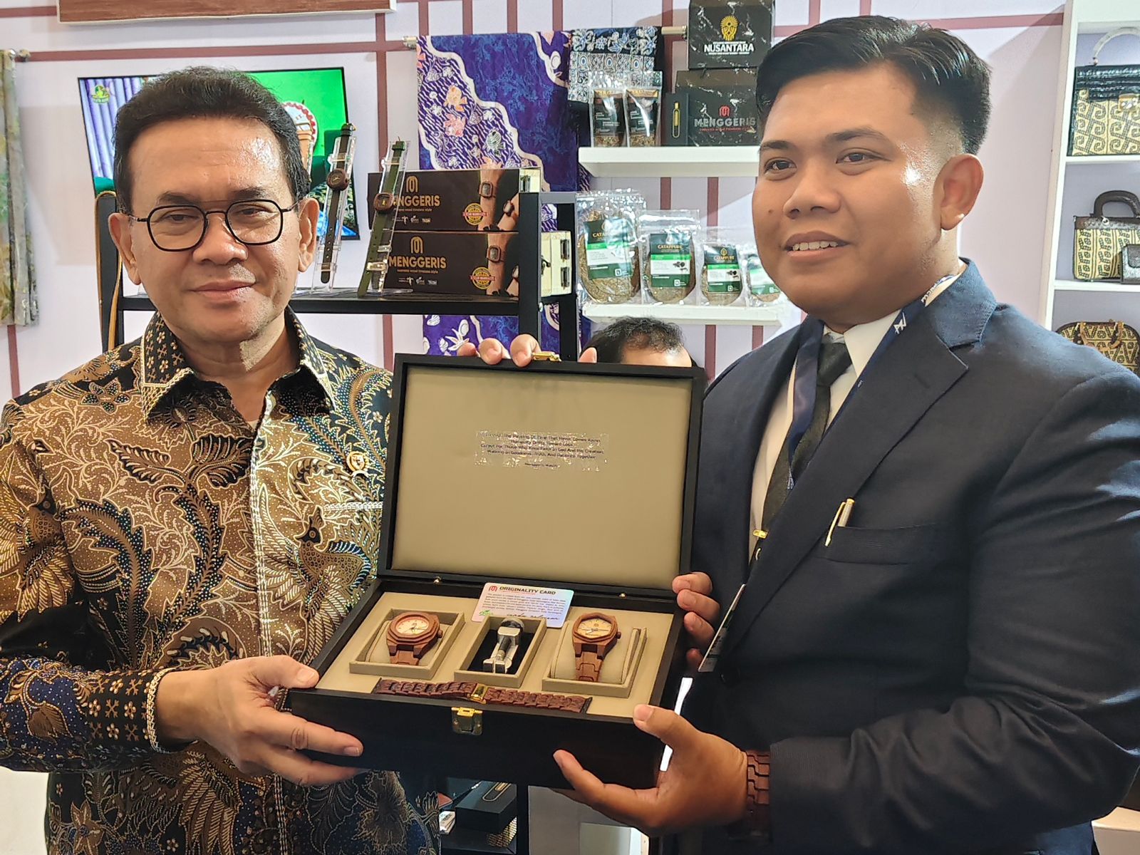 APRESIASI: Menteri Perdagangan Budi Santoso (kiri) apresiasi langsung karya Iendy. Produk yang menyimpan kearifan lokal.