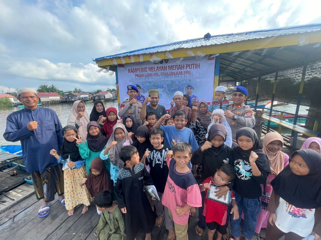 SAMBANG: Selain sambang di kampung nelayan beri imbauan kamtibmas, Satpolairud Polres PPU salurkan sembako ke warga pesisir.