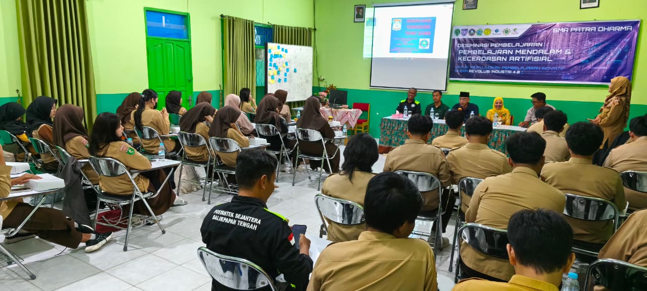 Camat Balikpapan Tengah Ariefdah Aida Kuntjoro memberi motivasi kepada para siswa dalam berkreasi yang bermanfaat.