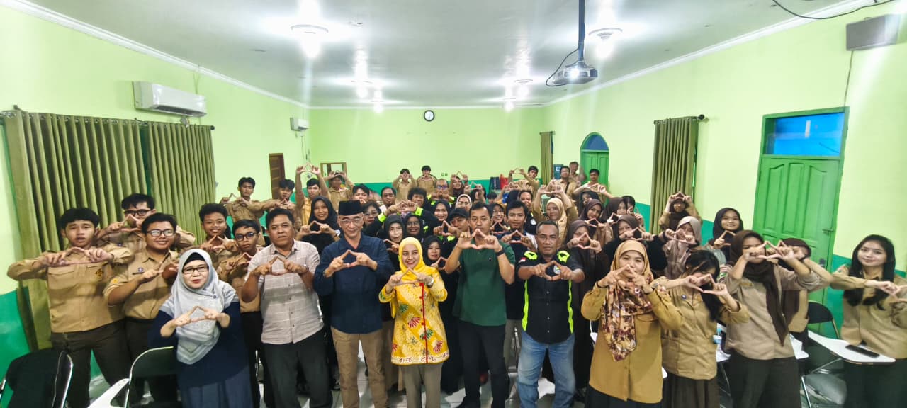 Camat bersama lurah, tim posyantek kecamatan dan kelurahan disambut antusias siswa SMA Patra Dharma dalam pengenalan inovasi TTG.  &nbsp;