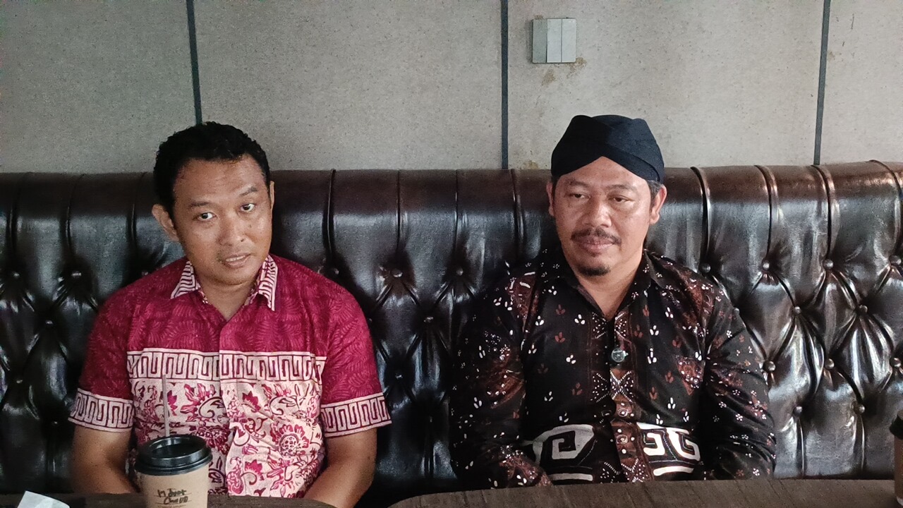Stafsus Kemenbud RI Bidang Sejarah dan Perlindungan Warisan Budaya, Basuki Teguh Yuwono (kanan), bersama Ketua Paguyuban Tosan Aji Pinang Sendawar, dr Waluyo.