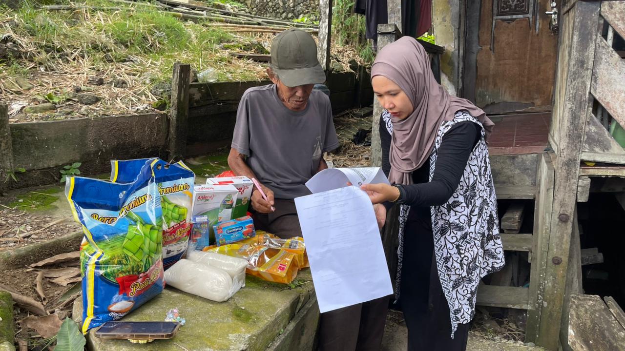 TERAKOMODASI: Penyerahan bantuan kepada A Hamsyah, salah satu penerima bantuan sembako dari Dinas Sosial Balikpapan.