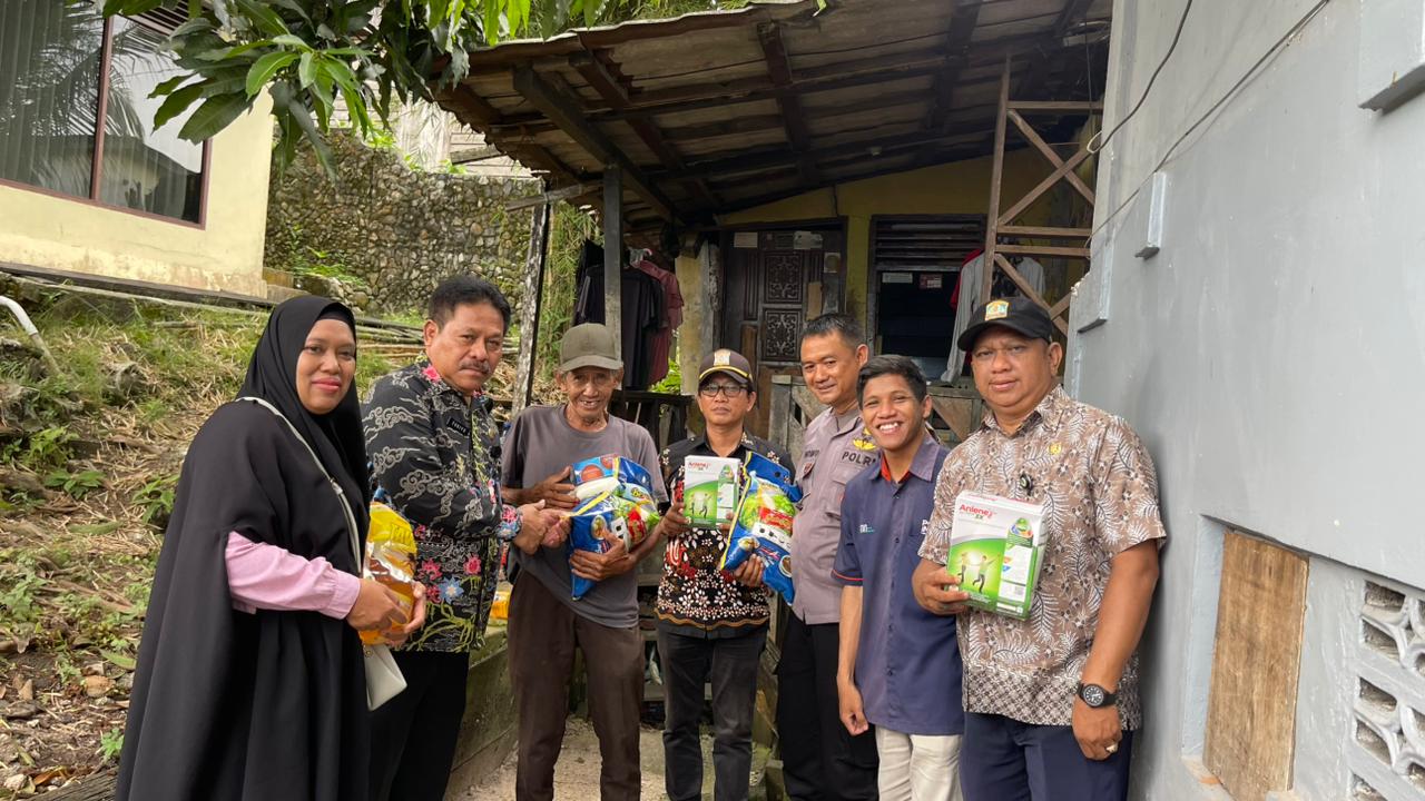 PROGRAM RUTIN: Kabid Pelayanan Rehabilitasi Sosial, Dinsos Balikpapan, Tukiyo (kedua kiri) menyerahkan bantuan kepada salah seorang warga di Kelurahan Baru Ulu, Balikpapan Barat, pada Kamis (6/10).