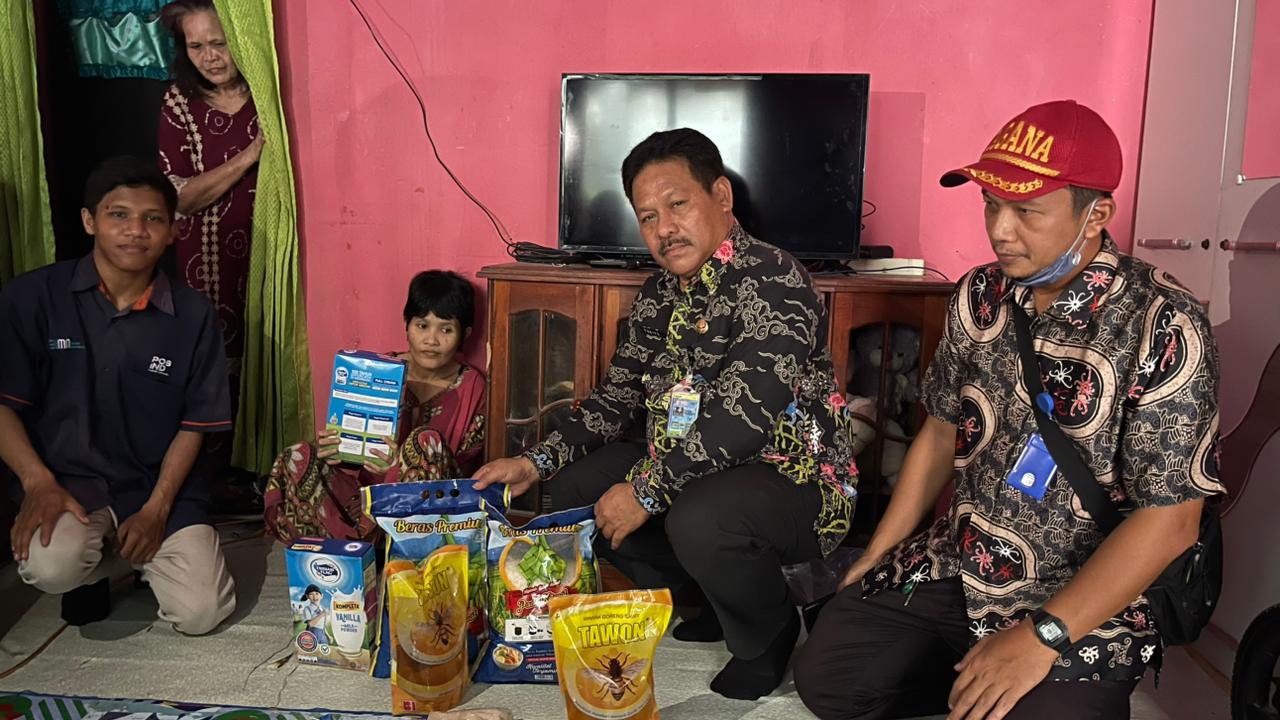 PEDULI DISABILITAS: Penyerahan bantuan juga diberikan kepada Rita, penyandang disabilitas yang diterima secara simbolis oleh keluarga.