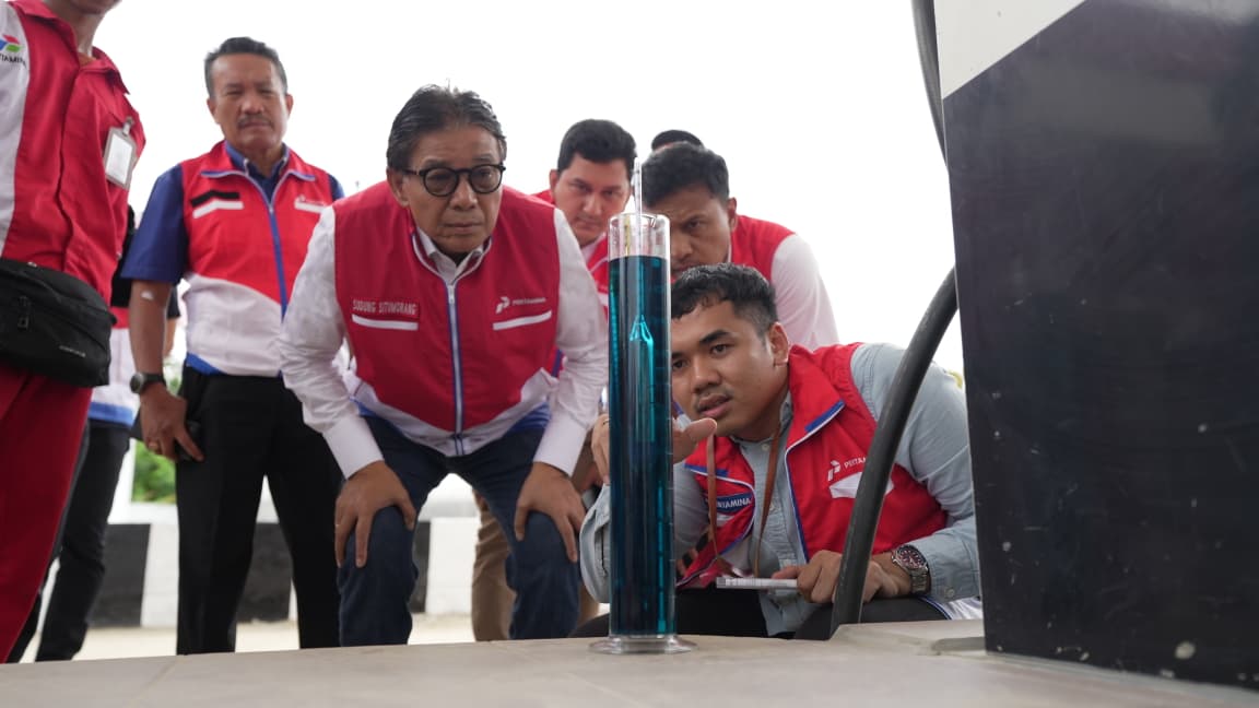 LANGSUNG TURUN: Sudung Situmorang didampingi EGM Pertamina Patra Niaga Regional Kalimantan, Isfahani, meninjau langsung operasional SPBU 64.761.22 di Kecamatan Sepaku, Penajam Paser Utara, Kamis (30/1