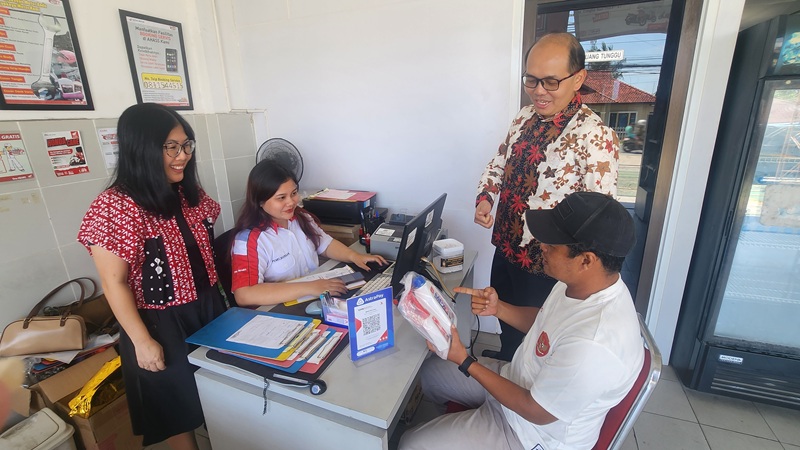 BERKEMBANG: Dari awalnya memiliki dua mekanik dan satu staf, kini tim AHASS Elvia Jaya sudah berkembang menjadi lima mekanik, satu kepala bengkel, service advisor, serta staf administrasi.