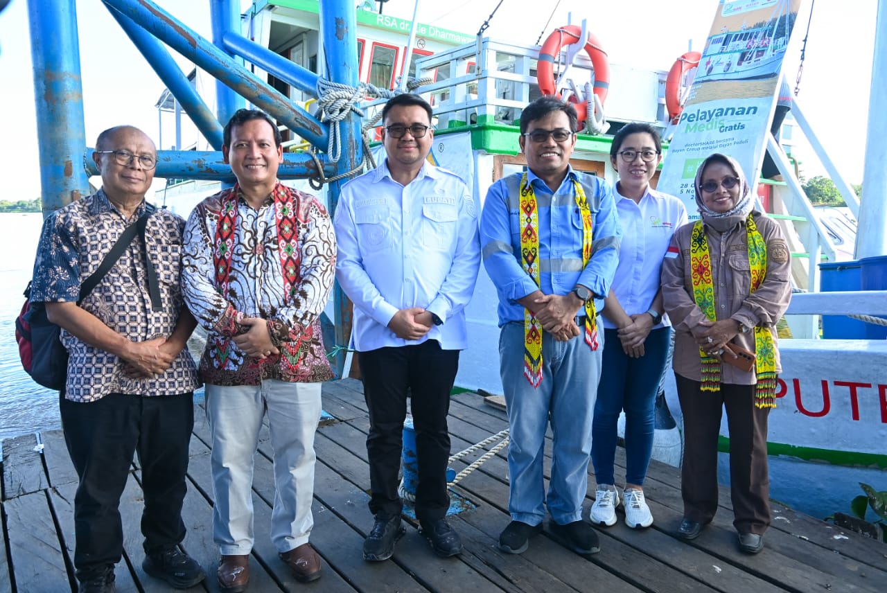 Bupati Aulia Rahman Basri bersama Tim Bayan Peduli di depan Rumah Sakit Kapal dr Lie Dharmawan III.