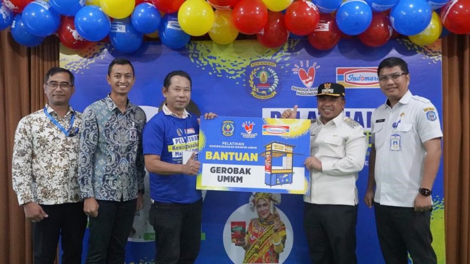 BANTUAN: Penyerahan simbolis bantuan 1 unit gerobak UMKM dari Indomaret kepada Wakil Wali Kota Bontang Agus Haris (kedua kanan) oleh Microeconomics HO Indomaret, Eka (ketiga kiri).