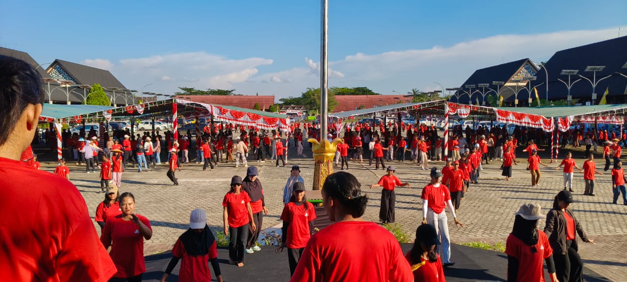 Para penari yang direkrut dari sekolah-sekolah dan sanggar tari kini rutin berlatih secara intens.