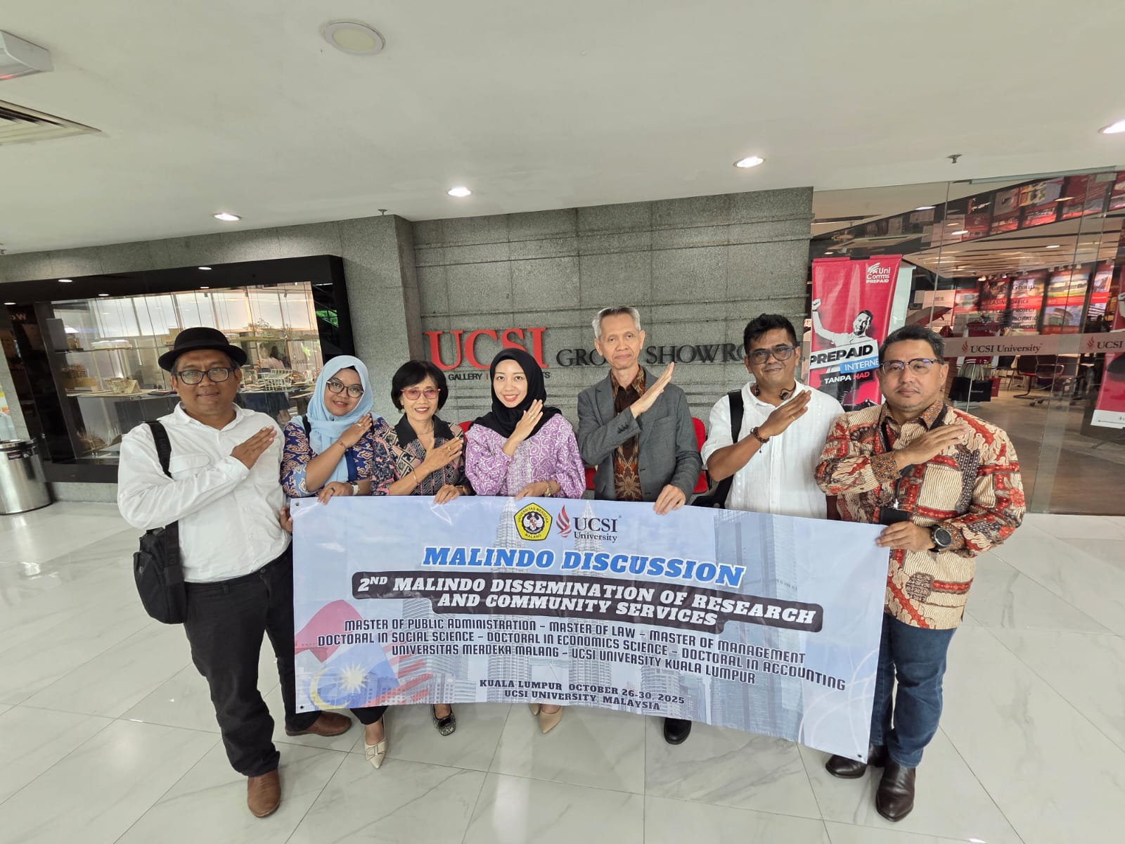 ROMBONGAN: Rombongan civitas akademika Unmer Malang di kampus UCSI Malaysia dengan pose bermakna keberlanjutan dan pencapaian target yang lebih tinggi.