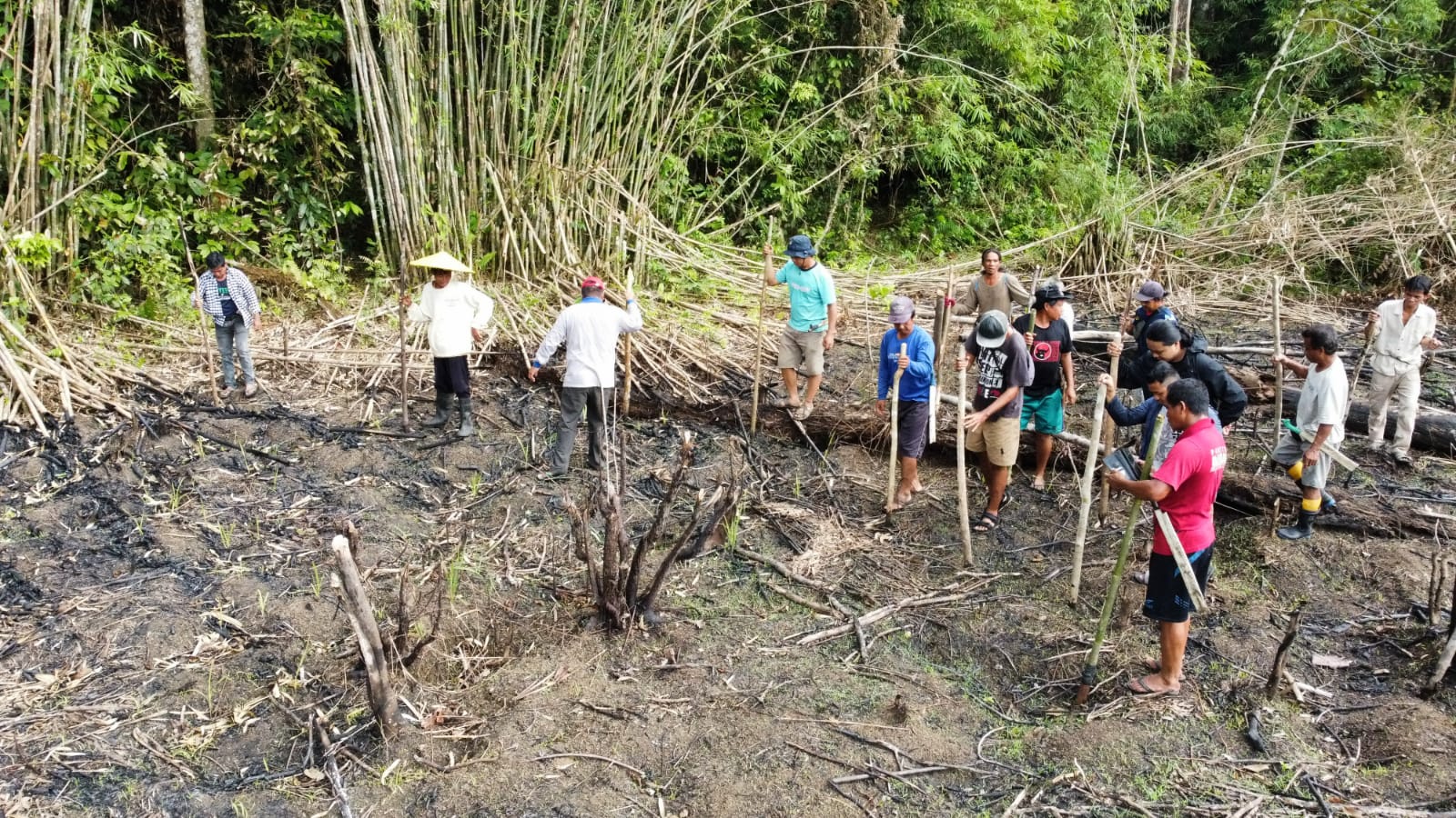 MENJAGA KESEIMBANGAN: Tradisi menugal masyarakat Dayak Tunjung di Geleo Asa, Kutai Barat.