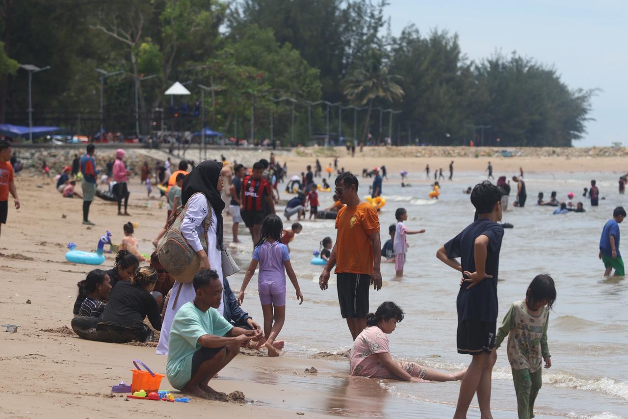 TERUS MENINGKAT: Pantai Manggar yang menjadi salah satu kunjungan wisatawan nusantara di Balikpapan.