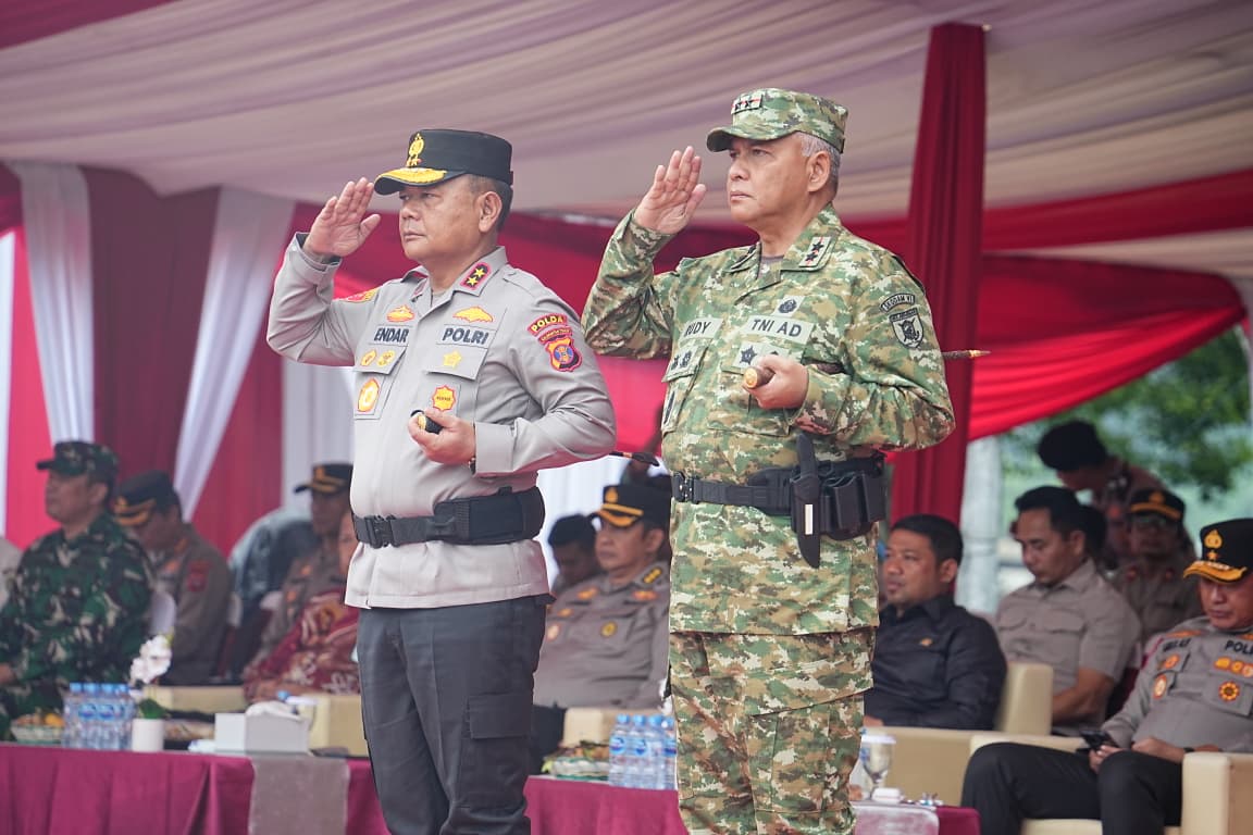SISPAMKOTA: Pangdam VI/Mulawarman Mayjen TNI Rudy Rachmat Nugraha, menghadiri apel gelar pasukan Simulasi Sistem Pengamanan Kota (Sispamkota).
