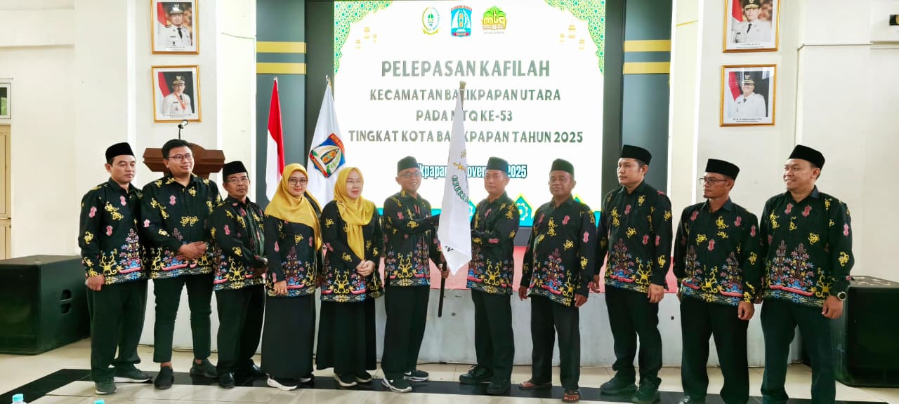 Camat Balikpapan Utara Umar Adi menyerahkan bendera LPTQ kepada Ketua Kafilah MTQ Kecamatan Balikpapan Utara, Slamet Riyadi, disaksikan para lurah se-Balikpapan Utara.