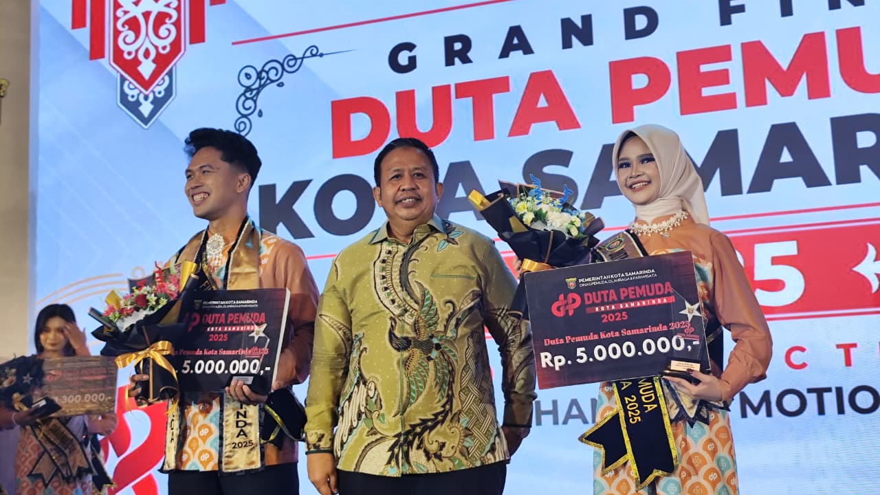 Muslimin (tengah) diapit pasangan Duta Pemuda Samarinda 2025, Ari Wibowo (kiri) dan Aulia Alvira, di sela perhelatan Grand Final Duta Pemuda Samarinda, di Hotel Aston Samarinda, Sabtu (1/11/2025).