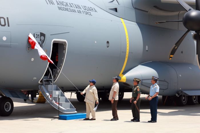 Di Lanud Halim Perdanakusuma, Jakarta, Senin (3/11), Presiden Prabowo Subianto secara resmi menyerahkan pesawat tersebut kepada Tentara Nasional Indonesia (TNI). (KEMENHAN)