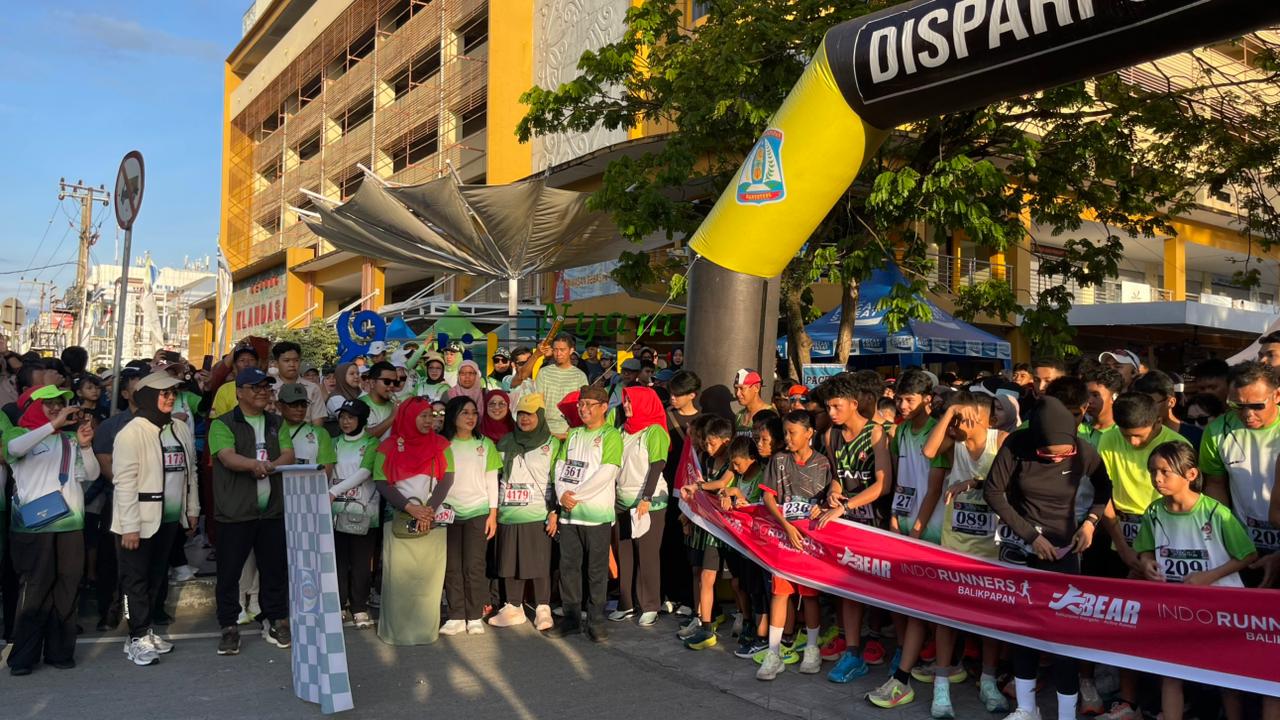 LEPAS PELARI: Wakil Walikota Balikpapan Bagus Susetyo bersama Andi Sri Juliarty, Alwiati dan Ratih Kusuma membuka Fun Run 5K IDI Balikpapan.