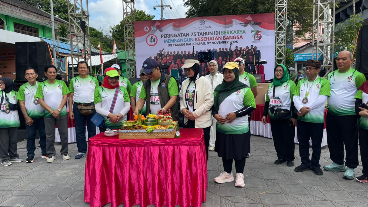 TANDA SYUKUR: Pemotongan tumpeng yang dilakukan Bagus Susetyo didampingi Andi Sri Juliarty sebagai bentuk syukur atas HUT Ke-75 IDI.