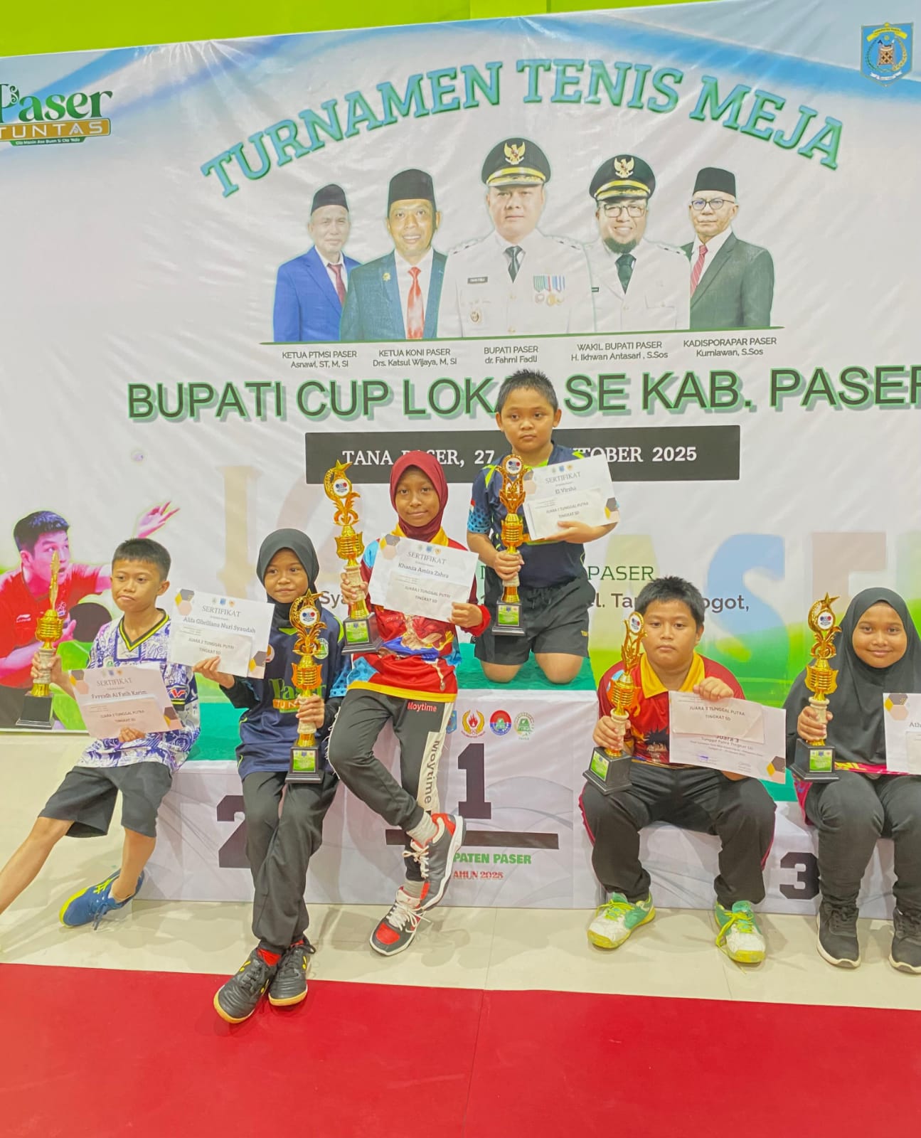UKIR PRESTASI: Para pelajar MIN 1 Paser peraih medali di ajang Bupati Cup Lokal Tenis Meja 2025